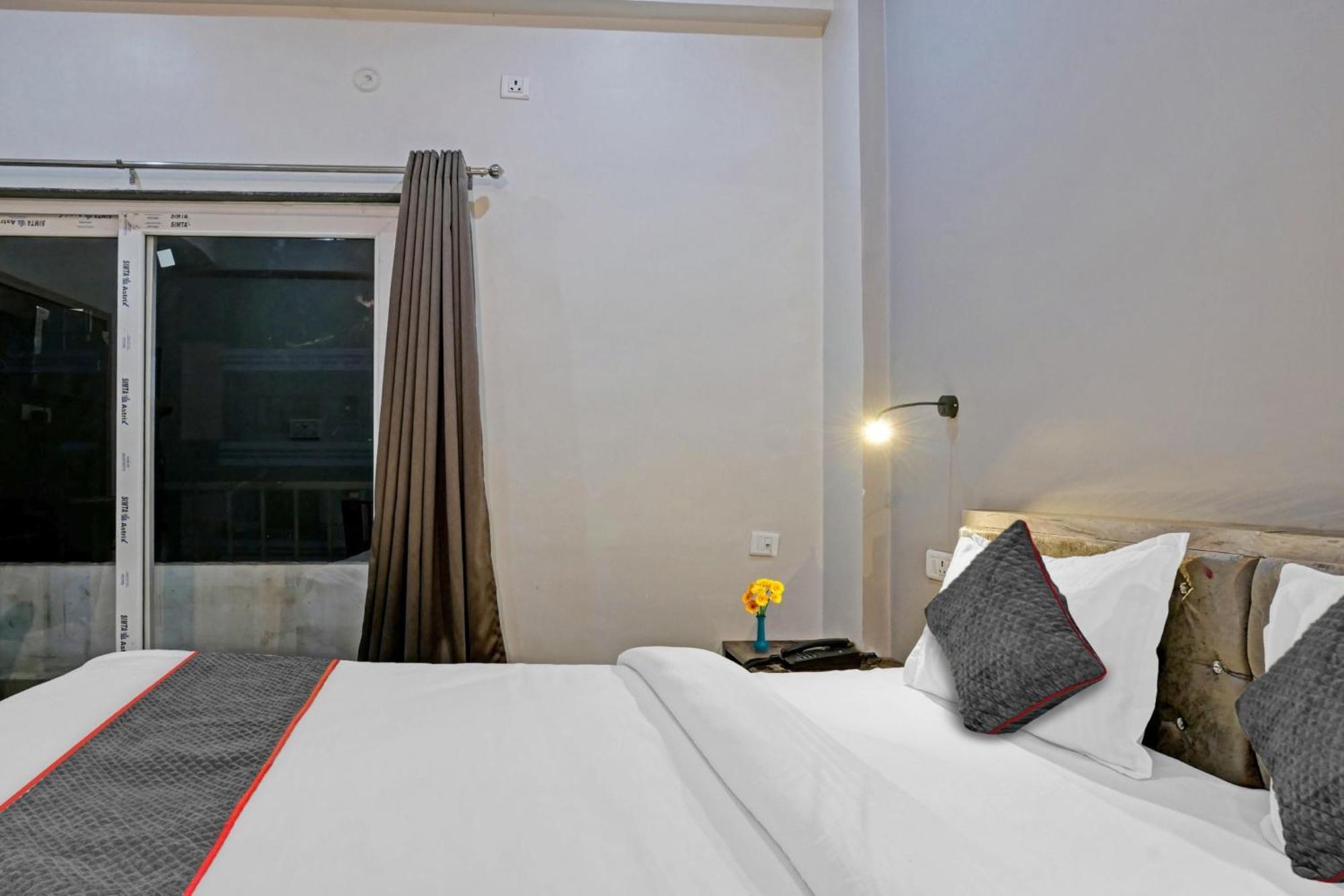Отель Townhouse Navneeta Grand Kakarmatha Экстерьер фото