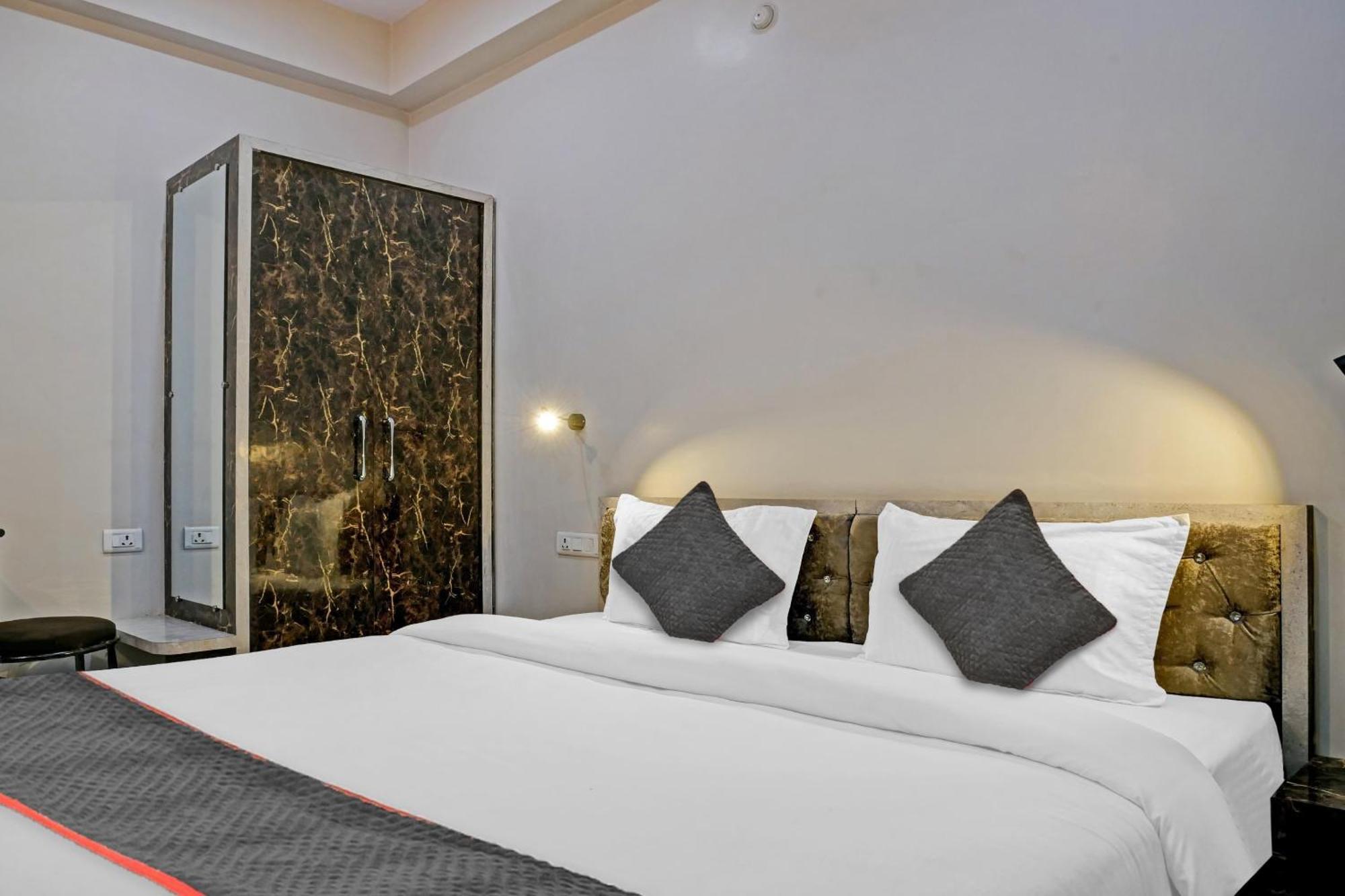 Отель Townhouse Navneeta Grand Kakarmatha Экстерьер фото