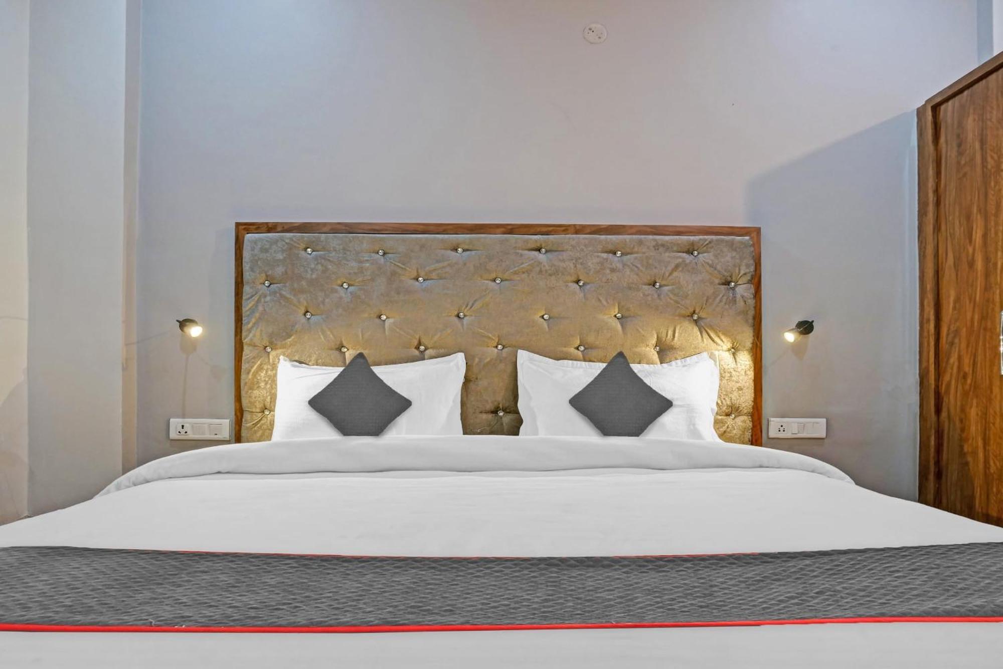 Отель Townhouse Navneeta Grand Kakarmatha Экстерьер фото