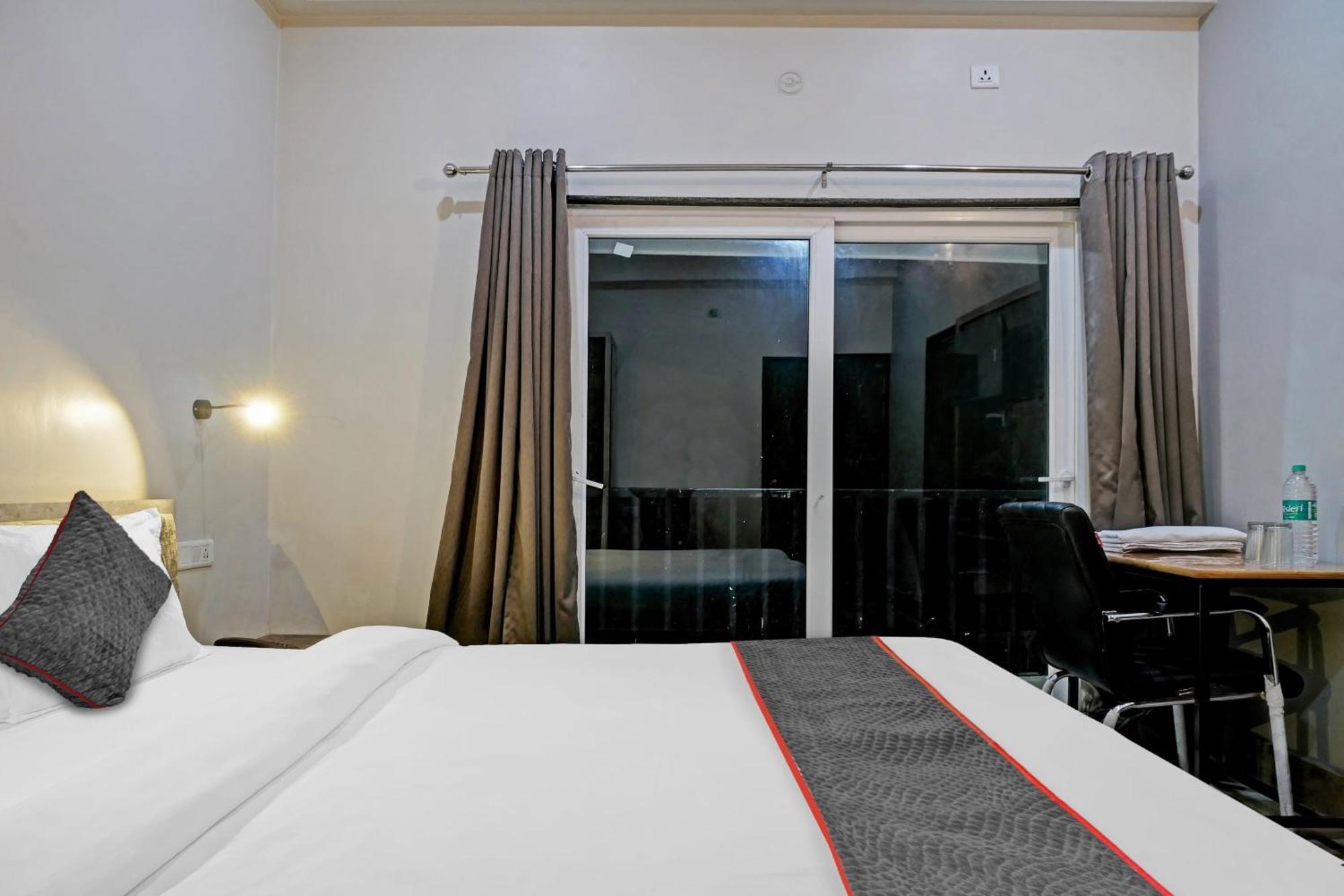 Отель Townhouse Navneeta Grand Kakarmatha Экстерьер фото
