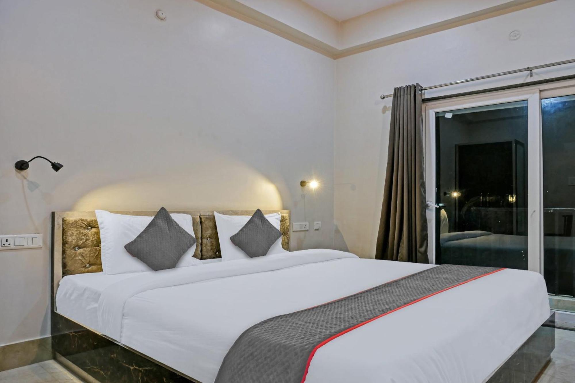 Отель Townhouse Navneeta Grand Kakarmatha Экстерьер фото
