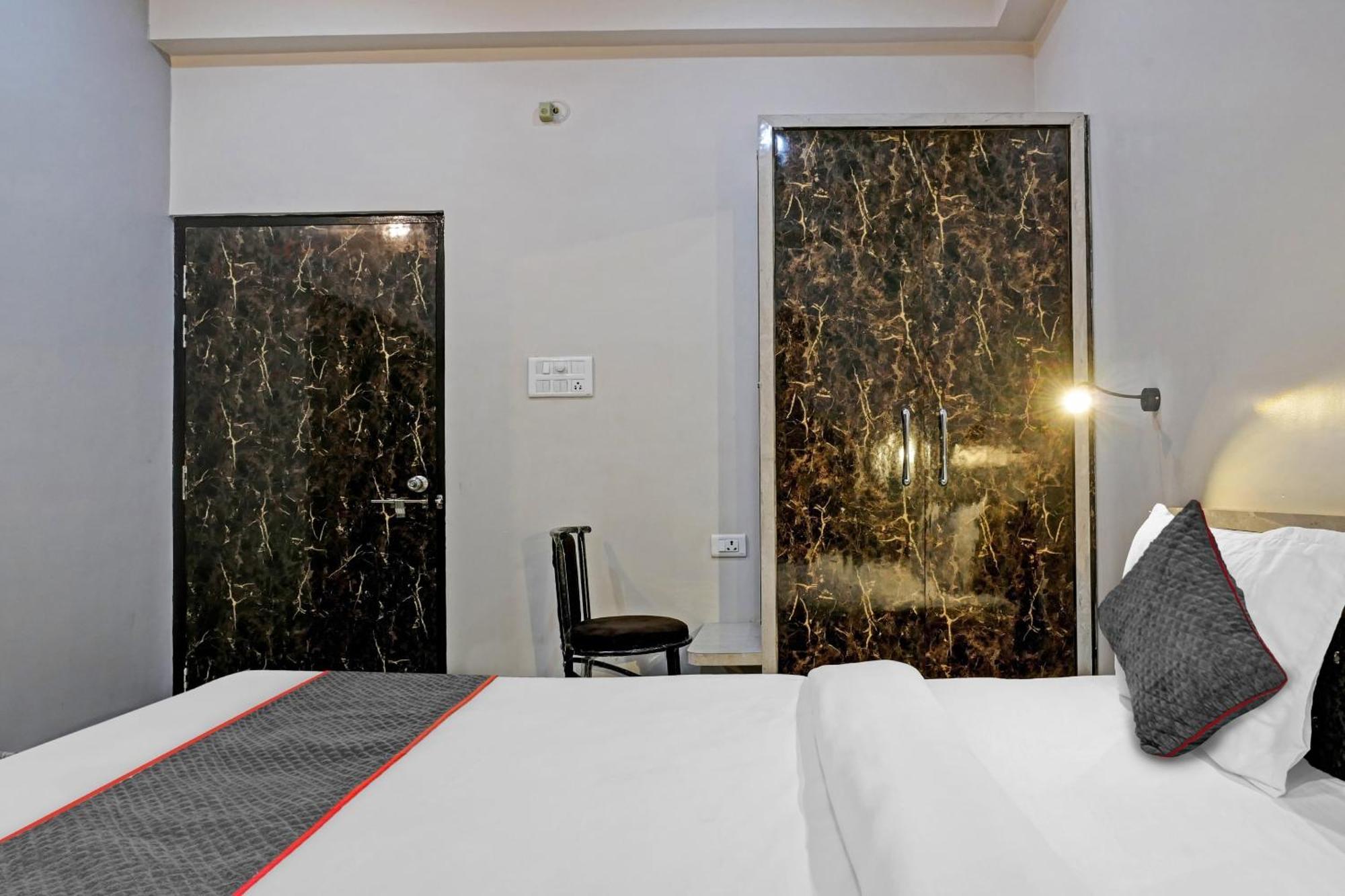 Отель Townhouse Navneeta Grand Kakarmatha Экстерьер фото