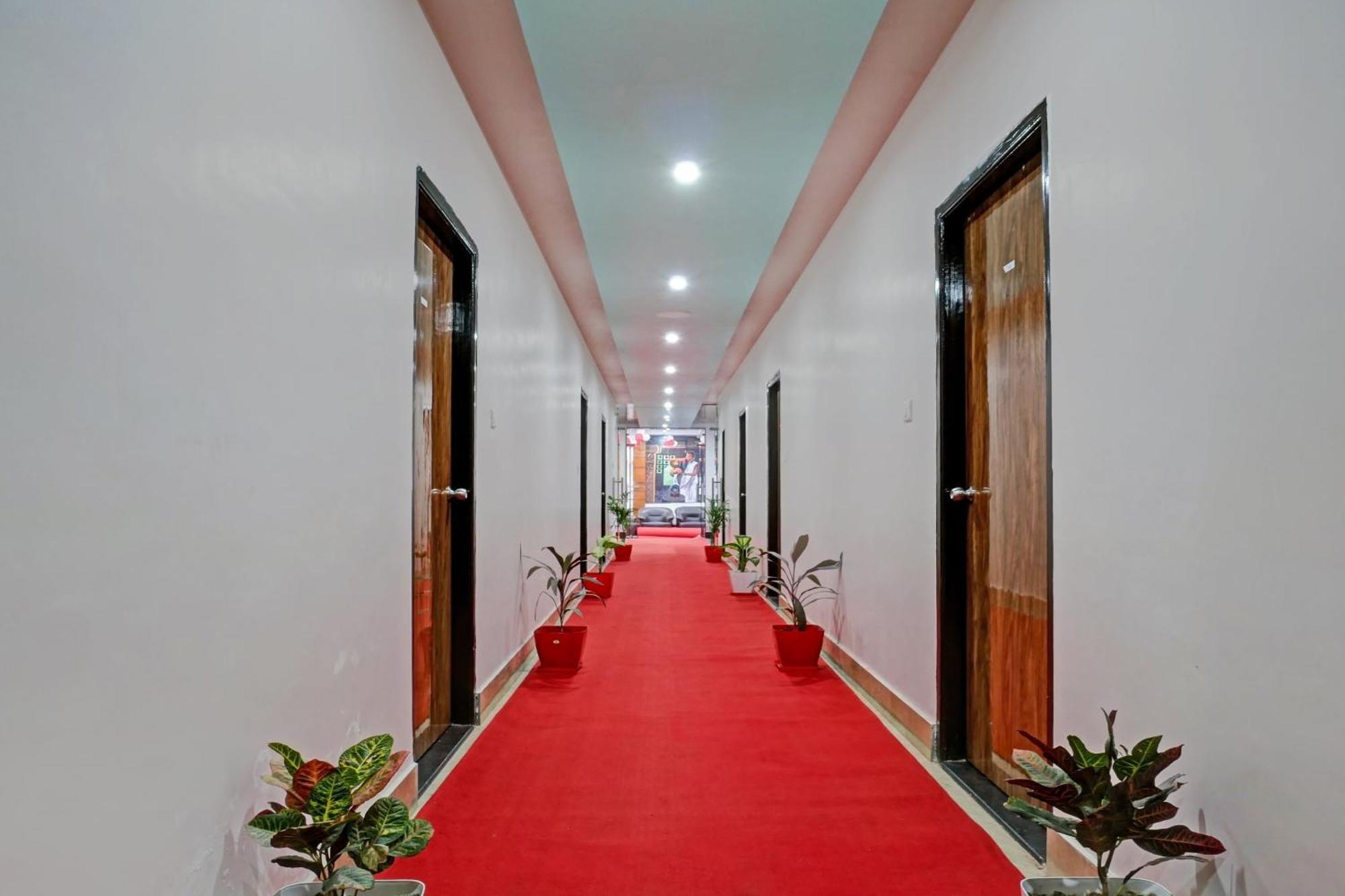 Отель Townhouse Navneeta Grand Kakarmatha Экстерьер фото