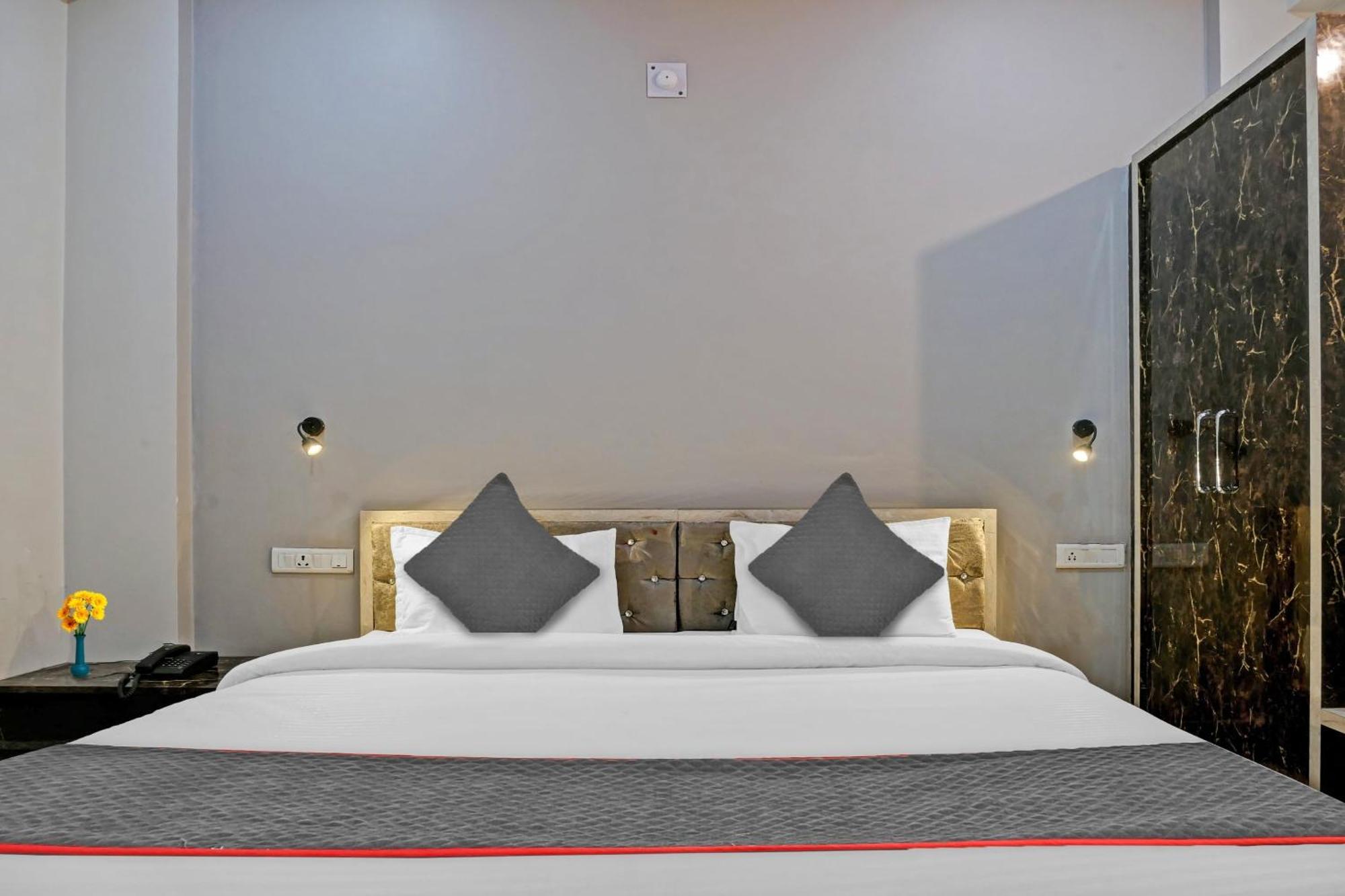 Отель Townhouse Navneeta Grand Kakarmatha Экстерьер фото