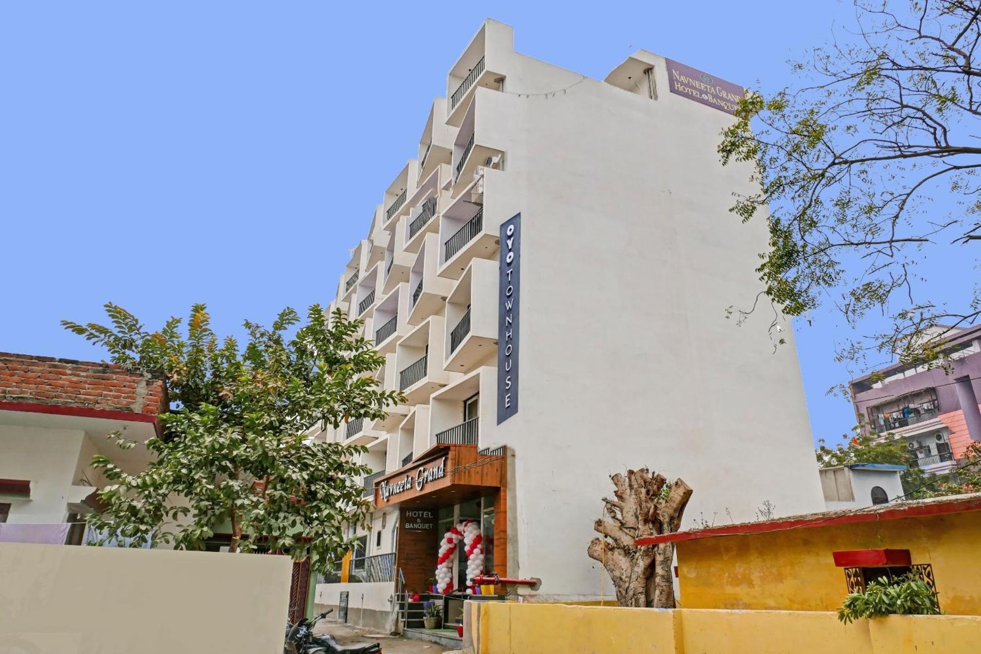 Отель Townhouse Navneeta Grand Kakarmatha Экстерьер фото