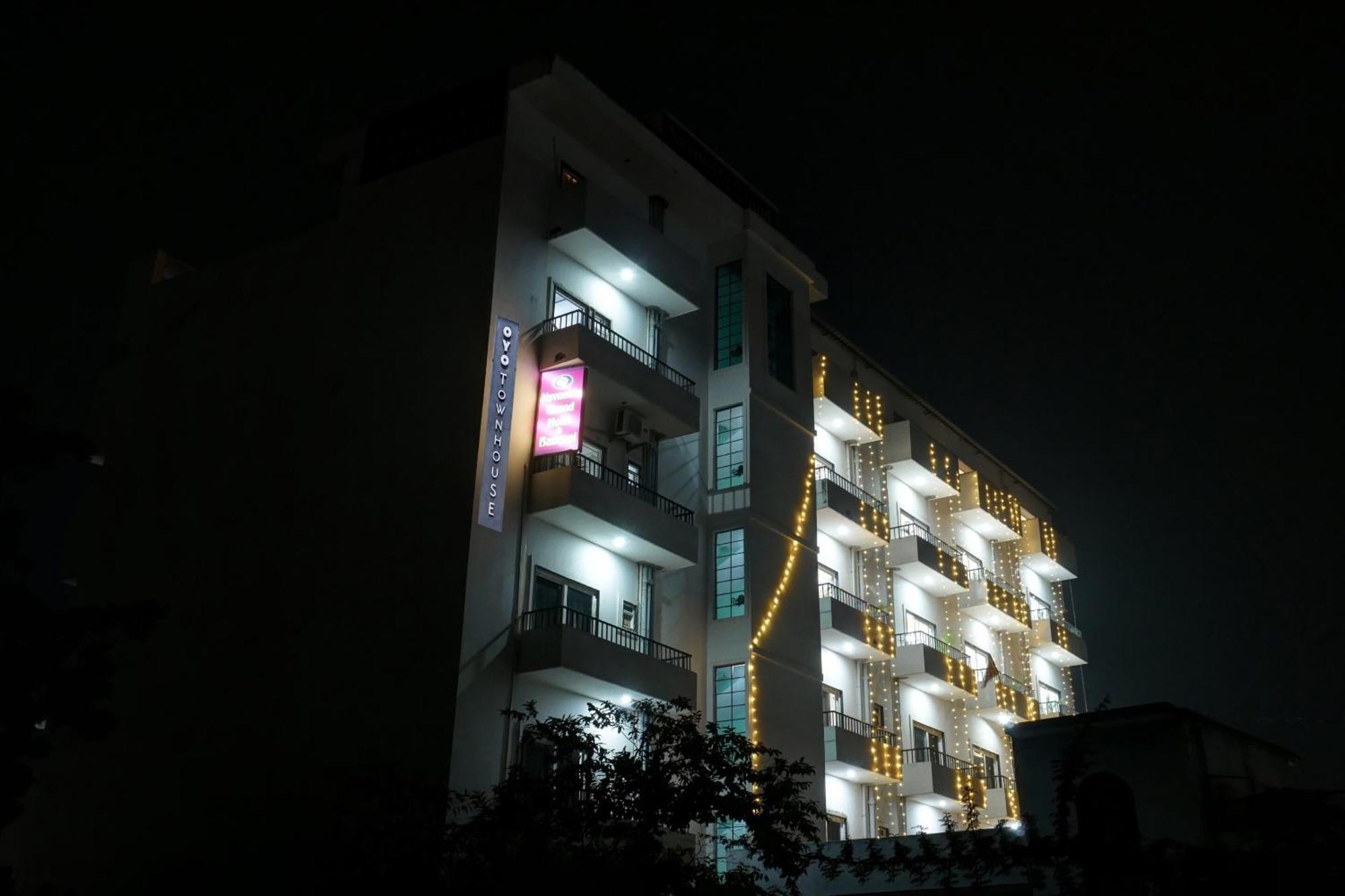 Отель Townhouse Navneeta Grand Kakarmatha Экстерьер фото