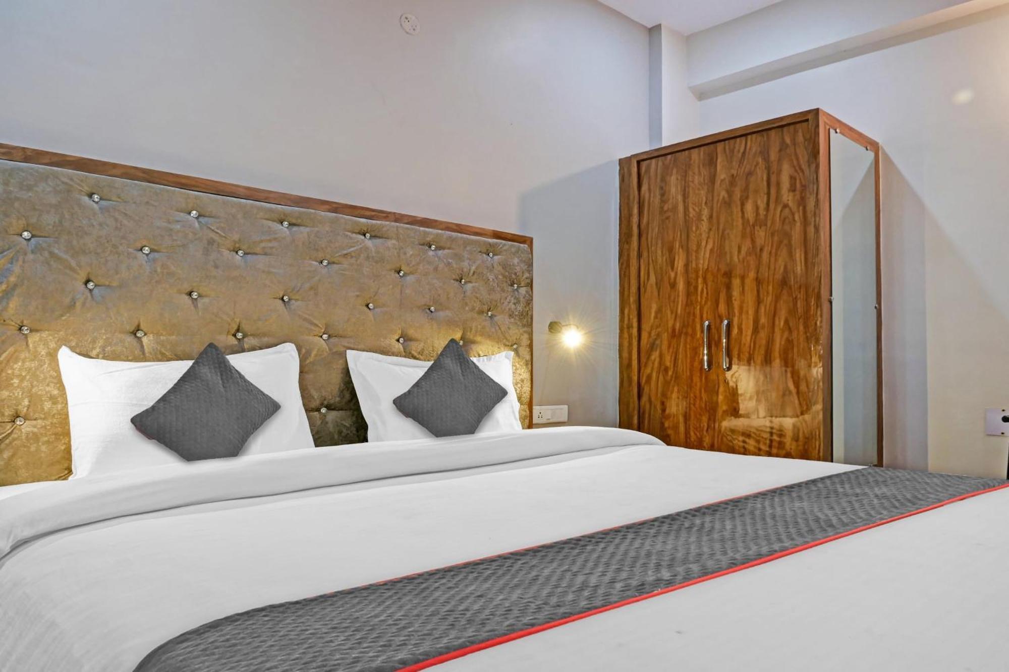 Отель Townhouse Navneeta Grand Kakarmatha Экстерьер фото
