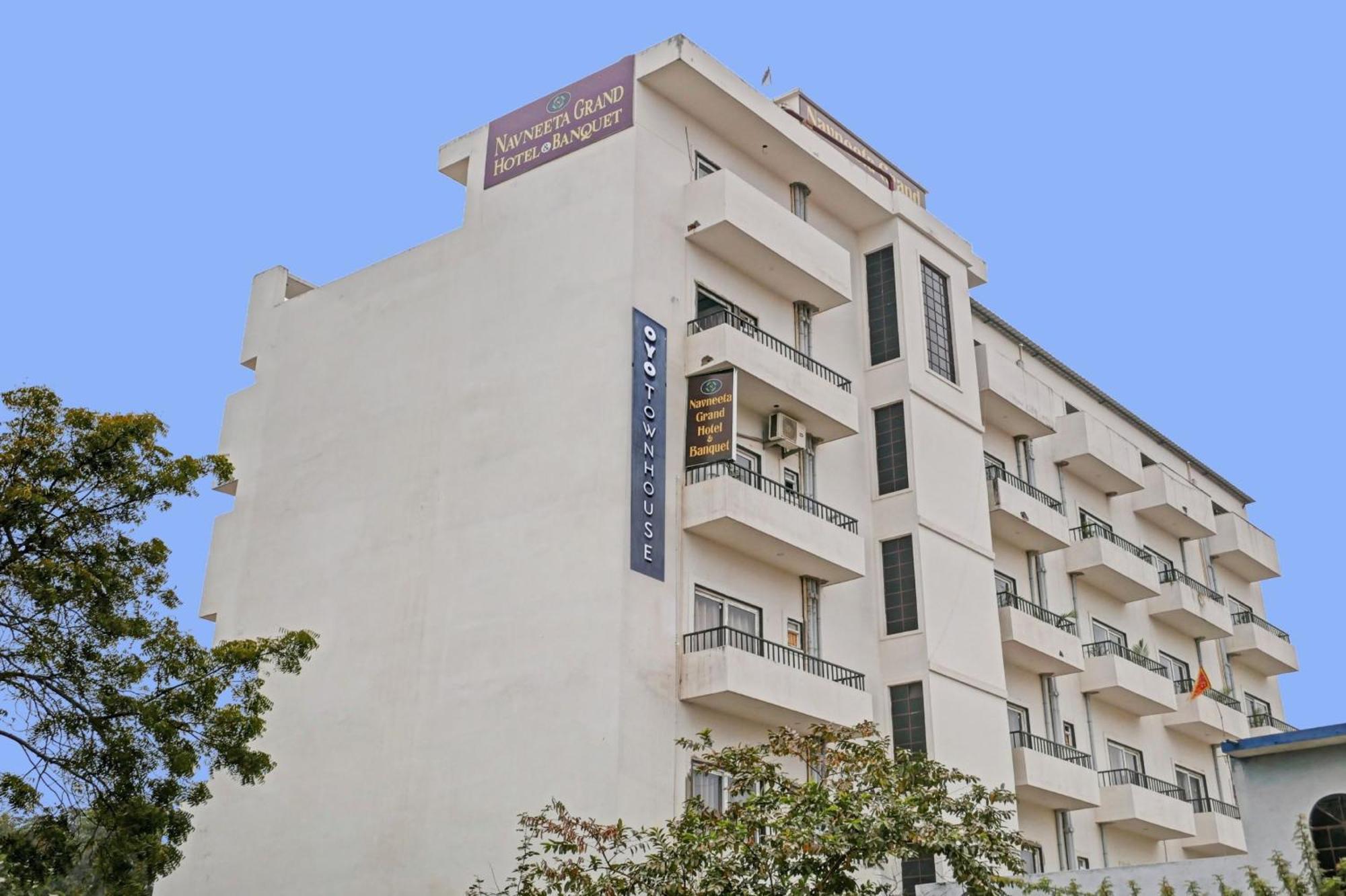 Отель Townhouse Navneeta Grand Kakarmatha Экстерьер фото